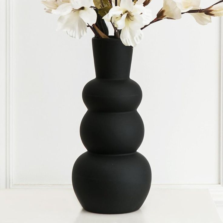 Elegant Black Curvy Vase – Stylish Interior Decoration